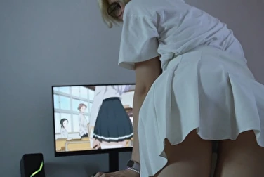 Дома мы одни, трахни сестричку 😏 Юбочка как в аниме, и киску видно